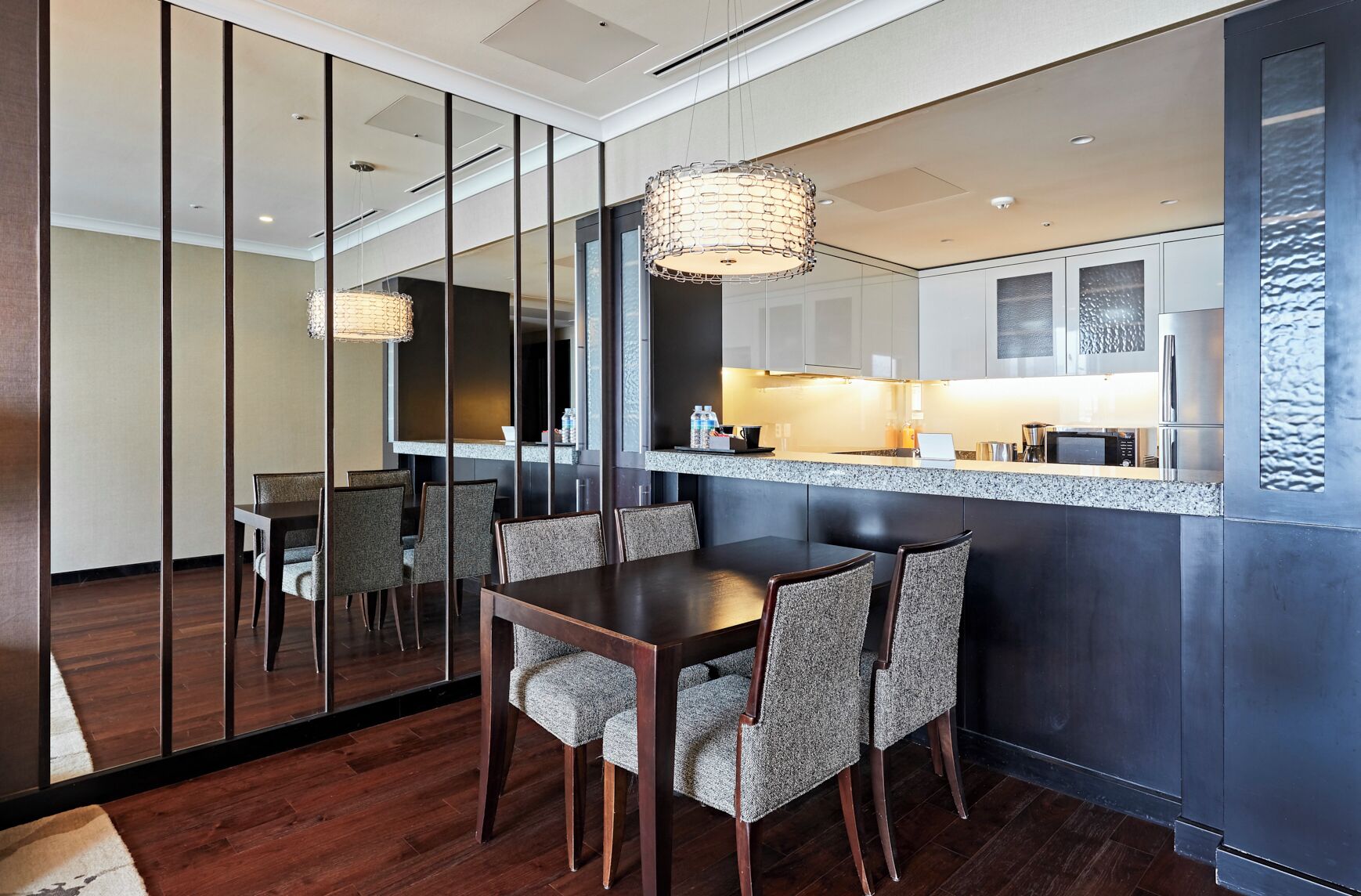 2 Bedroom Superior, 2 Bedrooms | ผ้านวมขนเป็ด, ตู้นิรภัยในห้องพัก, โต๊ะทำงาน, เตารีด/โต๊ะรีดผ้า