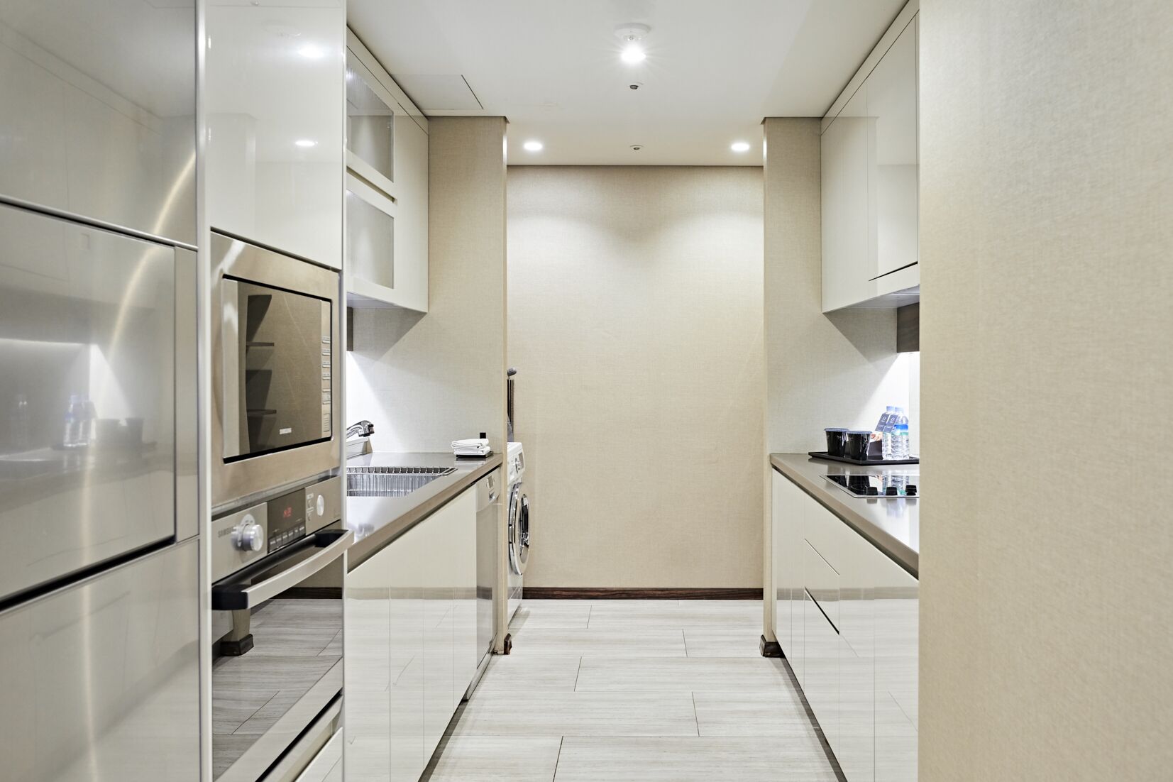 Una cocina moderna con electrodomésticos de acero inoxidable, horno integrado y microondas.