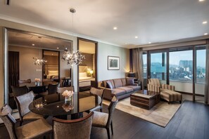 3 Bedroom Superior, 3 Bedrooms | 1 habitación, edredón, caja de seguridad en la habitación y escritorio 