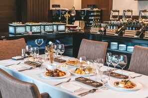 Petit déjeuner, déjeuner et dîner servis sur place