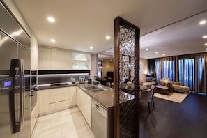 3 Bedroom Superior, 3 Bedrooms | Private kitchen