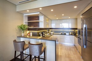 Habitación Premier, 2 habitaciones | Cocina privada | Frigorífico grande, microondas, placa de cocina y lavavajillas