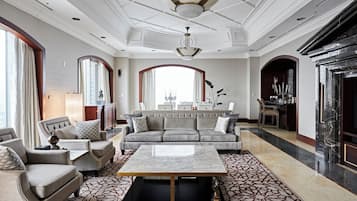 Penthouse | Down comforters, in-room safe, desk, iron/ironing board