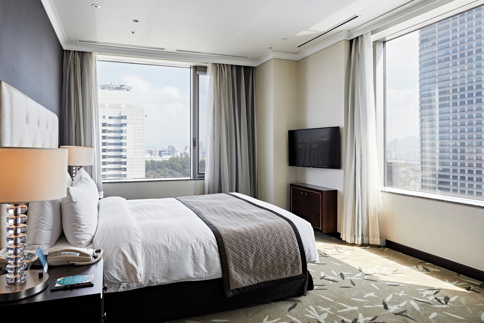 1 Bedroom Superior, 1 Bedroom | ผ้านวมขนเป็ด, ตู้นิรภัยในห้องพัก, โต๊ะทำงาน, เตารีด/โต๊ะรีดผ้า