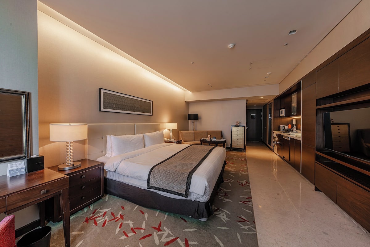 Gebar bulu kapas, peti besi dalam bilik, meja, seterika/papan seterika