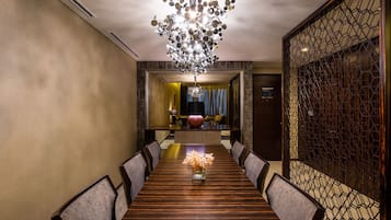 3 Bedroom Premier, 3 Bedrooms | Περιοχή καθιστικού | Τηλεόραση 32 ιντσών με δορυφορικά κανάλια