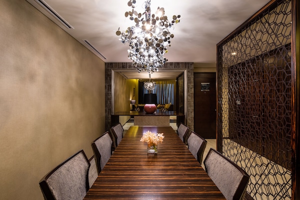 3 Bedroom Premier, 3 Bedrooms | Living area | 32-inch TV with satellite channels