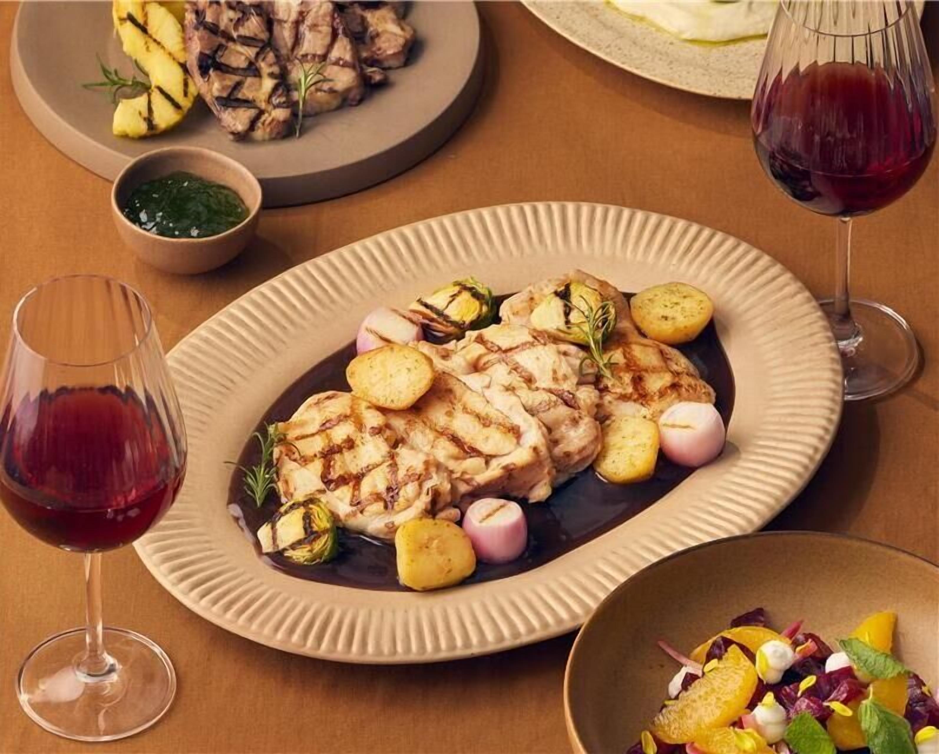 Dundyner, safe på rommet, skrivebord og strykejern/-brett