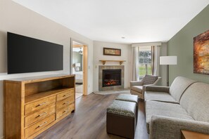 49-inch TV with cable channels, DVD player - Hilton Vacation Club Villas de Santa Fe (Santa Fe)
