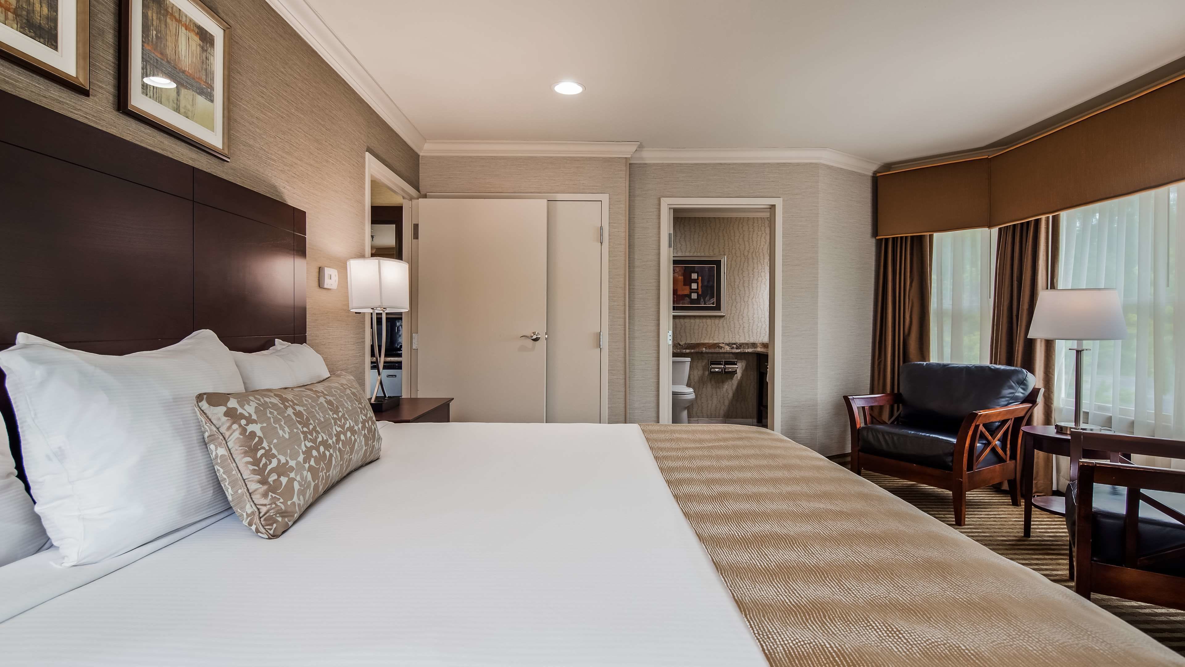 suite, 1 king bed, non smoking, refrigerator & microwave (larger room) | bathroom | deep-soaking bathtub, hydromassage showerhead, free toiletries