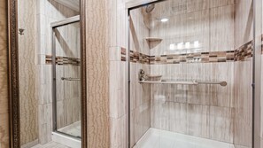 Suite, 1 kingsize-seng, ikke-røyk, kjøleskap og mikrobølgeovn (Larger Room) | Bad | Dype avslapningsbadekar og dusjhode med hydromassaje