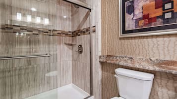 Ein modernes Badezimmer mit Dusche, Toilette und einer dekorativen Wandgestaltung.