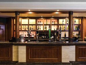 3 bars/lounges