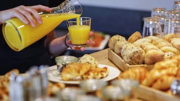 Daily continental breakfast (GBP 16.50 per person)