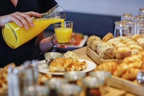 Daily continental breakfast (GBP 16.50 per person)