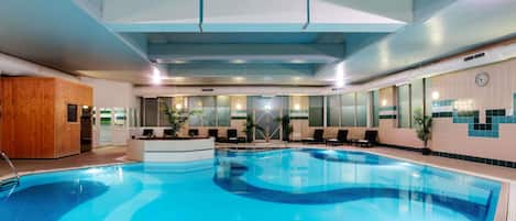 من حمّامات السباحة المغطاة