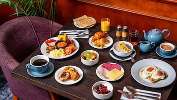 Daily continental breakfast (GBP 16.50 per person)