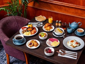 Desayuno continental (GBP 16.50 por persona) 