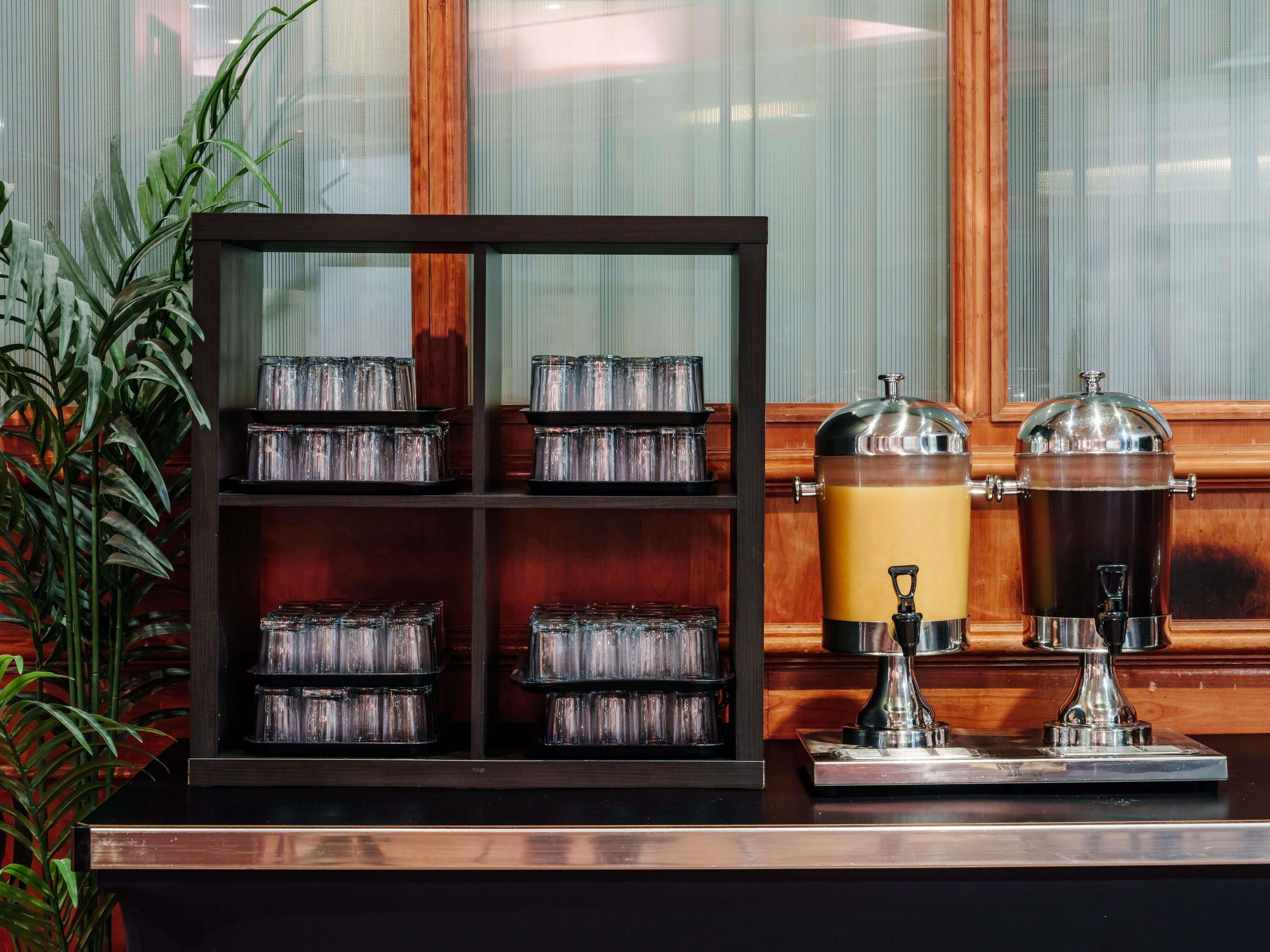 Un espace dédié au café, avec un présentoir en verre et deux thermos à café.
