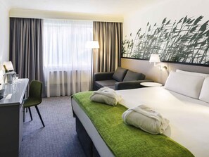 Een bureau, een strijkplank/strijkijzer, gratis babybedden, gratis wifi