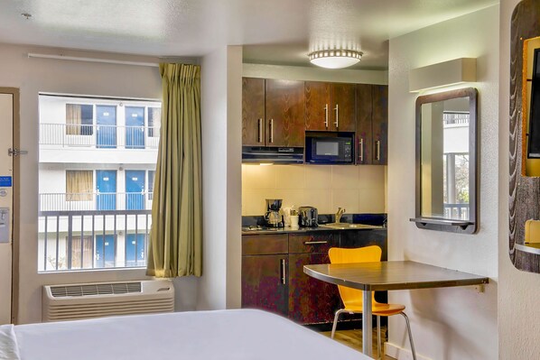 Free WiFi, bed sheets - Studio 6 San Antonio, TX - Airport (San Antonio)