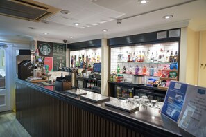 Serves lunch and dinner - Basingstoke Hotel (Hook)