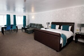Superior Double Room | In-room safe, individually decorated, individually furnished, desk - Basingstoke Hotel (Hook)