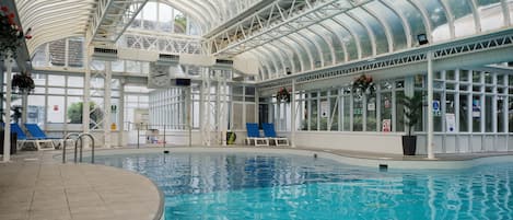 Una piscina techada