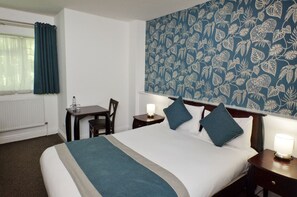 Quarto casal standard | Cofres nos quartos, individualmente decorados