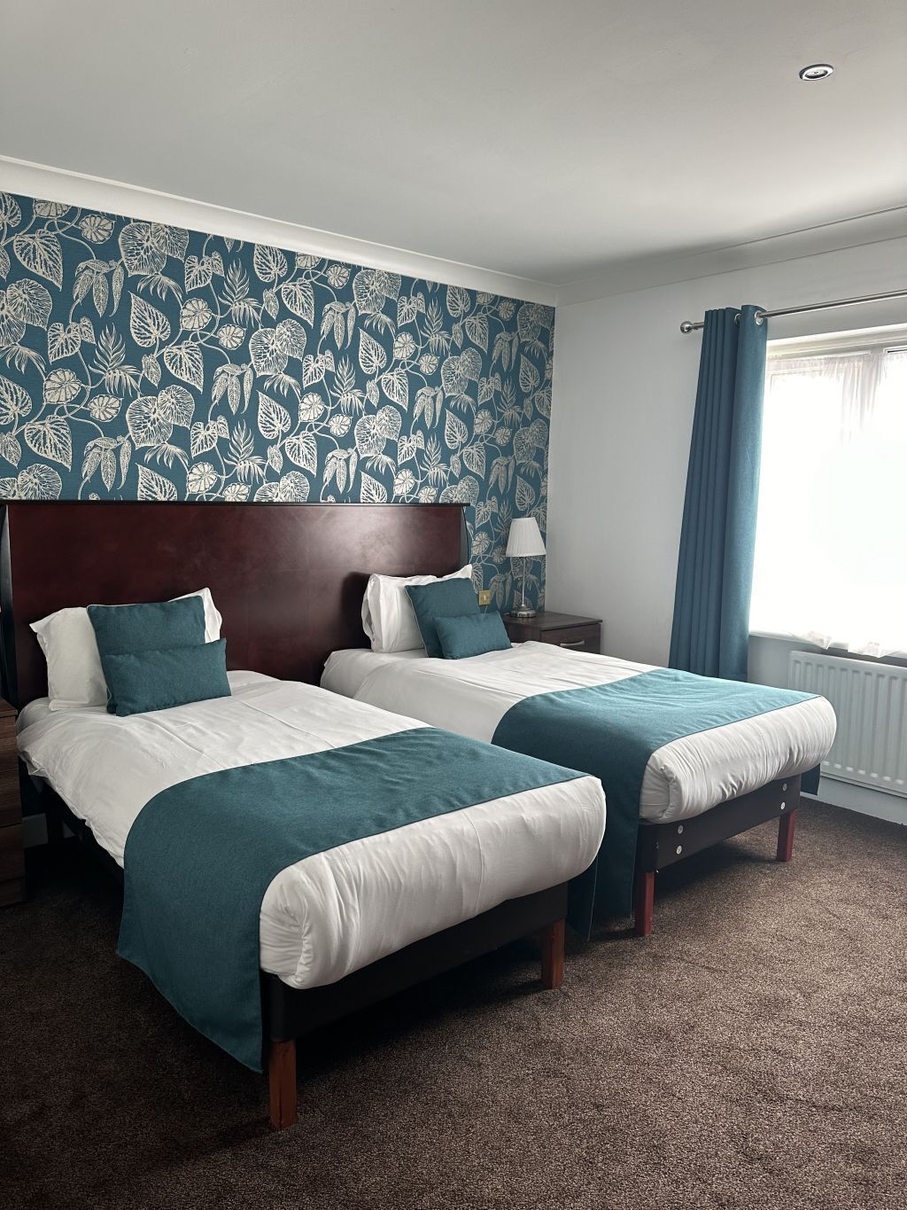 Habitació amb dos llits individuals estàndard | Caixa forta a l'habitació, decoració individual i mobiliari individual 