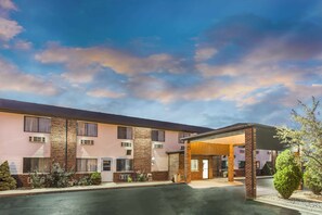 Exterior - Super 8 by Wyndham Bourbonnais/Kankakee Area (Bourbonnais)