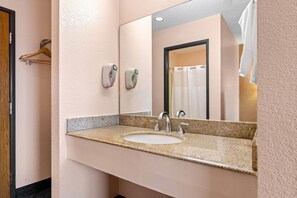 Camera, 1 letto king, non fumatori | Bagno | Combinazione doccia/vasca, set di cortesia gratuito, asciugacapelli