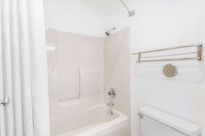 Combined shower/tub, free toiletries, hair dryer, towels