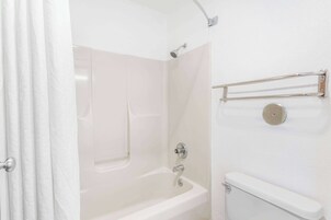 Bañera con ducha, artículos de tocador gratuitos, secador de pelo