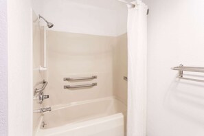 Salle de bain accessible aux personnes à mobilité réduite