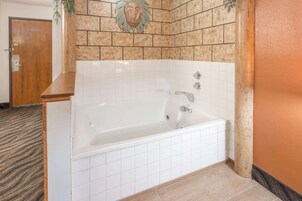 Escrivaninha, cortinas blackout, ferros/tábuas de passar roupa