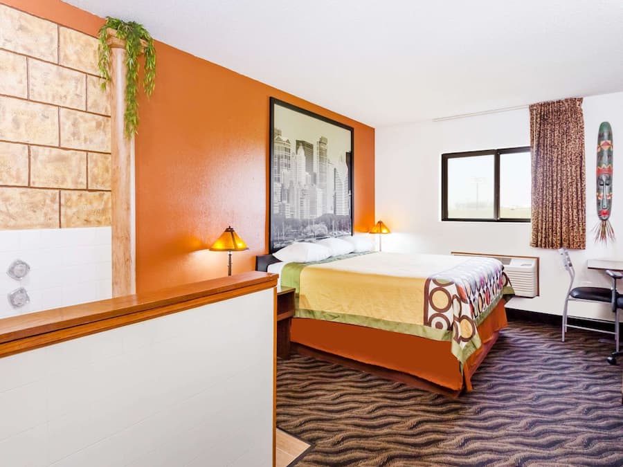 Escritorio, cortinas blackout y tabla de planchar con plancha