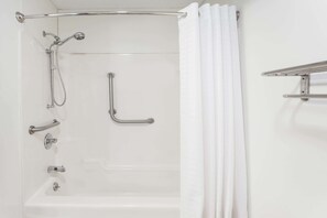 Chambre Standard, 1 trÚs grand lit, accessible aux personnes à mobilité réduite | Salle de bain | Ensemble douche/baignoire, articles de toilette gratuits, sÚche-cheveux