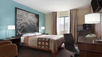 Escritorio, cortinas blackout y tabla de planchar con plancha
