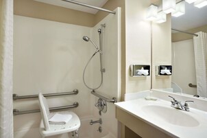 Ducha y bañera combinadas y artículos de higiene personal gratuitos