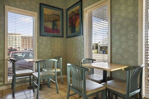 Café da manhã continental grátis todos os dias