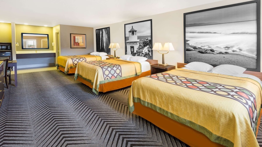 Super 8 by Wyndham Fortuna