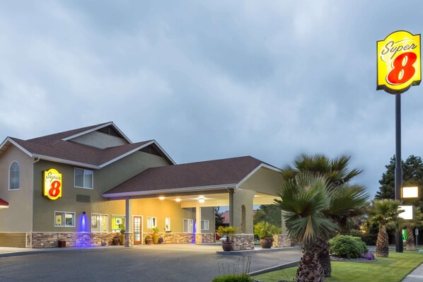 Experience the modern design of this Super 8 hotel, featuring a covered entrance and beautifully landscaped surroundings.