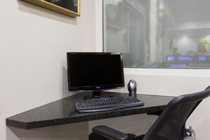Business center - Super 8 by Wyndham Fortuna (Fortuna)