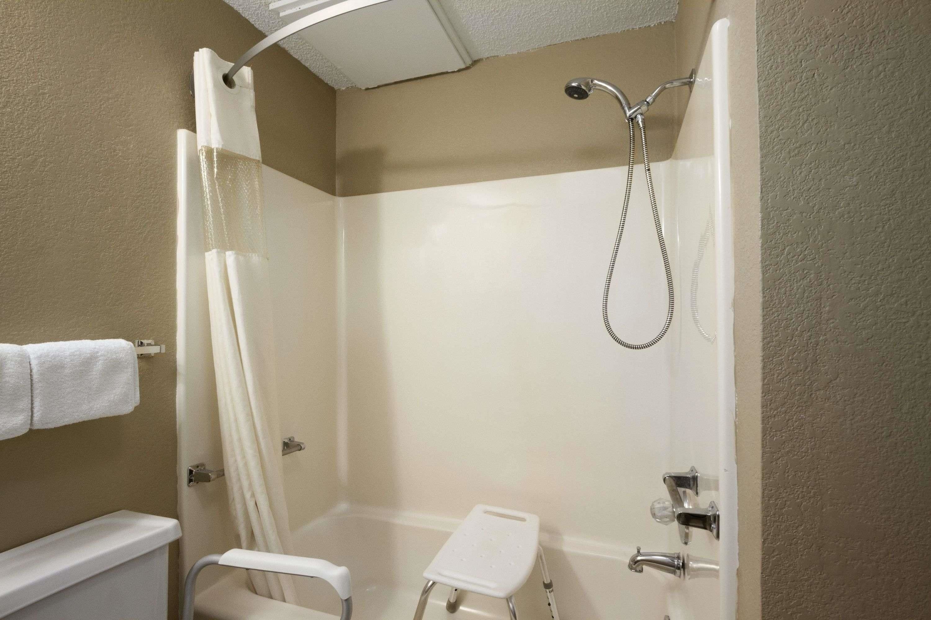 Room, 1 Queen Bed, Accessible, Non Smoking (Mobility, Bathtub w/Grab Bars) | Bathroom | Free toiletries, towels