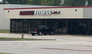 Un edificio con un letrero que dice "BLACKWELL FITNESS-247".