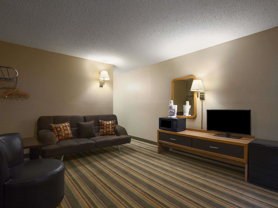 高档床上用品、办公桌、笔记本电脑工作区、遮光窗帘