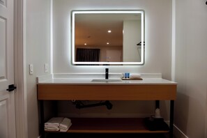 Room, 1 King Bed | Bathroom