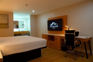 Room, 1 King Bed | Iron/ironing board, free WiFi, bed sheets