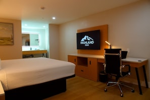 Room, 1 King Bed | Iron/ironing board, free WiFi, bed sheets